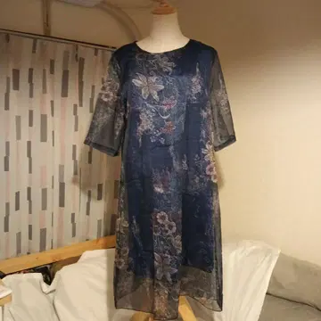 네이비 꽃무늬 자수 반팔 원피스