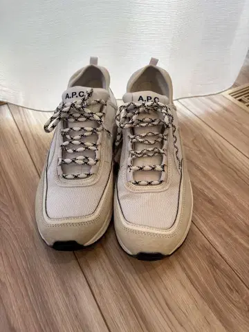 A.P.C. 베이지 스니커즈