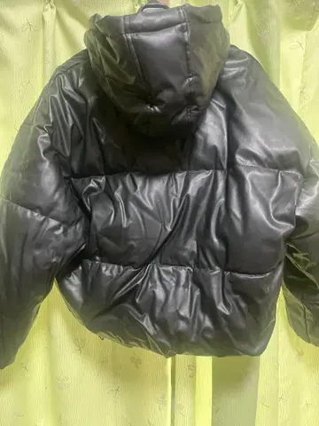 블랙 후드 부착 다운 자켓