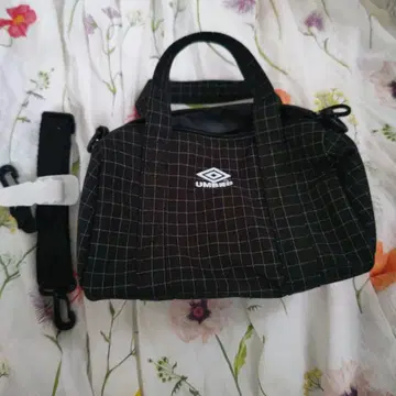 새상품 UMBRO 체크 무늬 숄더백
