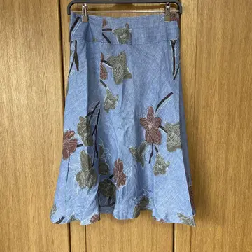 파랑 꽃무늬 플레어 스커트 무릎 기장 린넨 100%