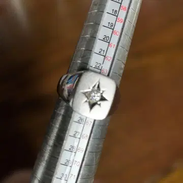 별 모양 장식의 심플한 반지