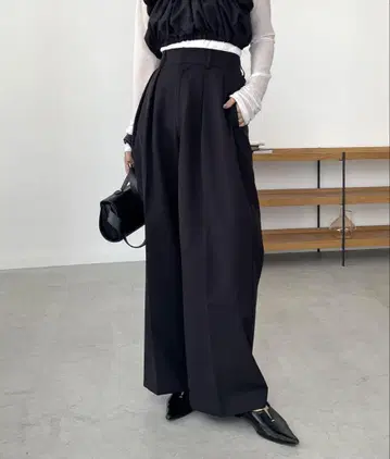 [ 새상품 ] CAPRICIEUXLEMAGE 2턱 와이드 팬츠 블랙 MT
