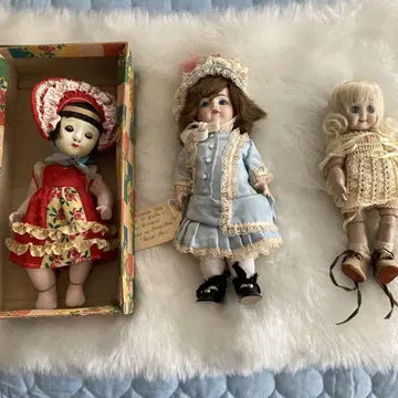 비스크 인형 2체와 사쿠라 인형