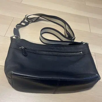 네이비 컬러 가죽 숄더백