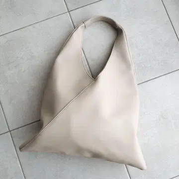 [ 새상품급 ] 어반 리서치 베이지 원 핸들 백 카슈쿨