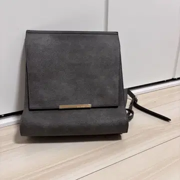 그레이 플랩식 백팩