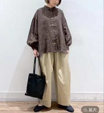 내추럴 바이 클립 랜덤 도트 셔츠 긴팔 브라운