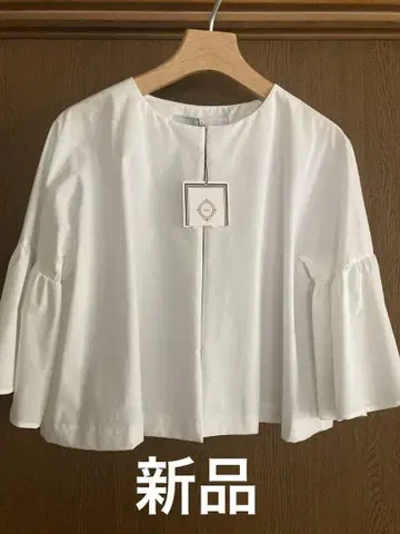 택 포함 새상품 TIARA 프릴 소매 볼레로 화이트