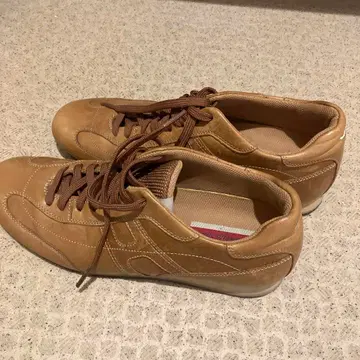 베이지 스니커즈 레트로 스타일