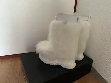 화이트 퍼 부츠 통굽 디자인