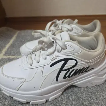 Puma 화이트 로고 스니커즈