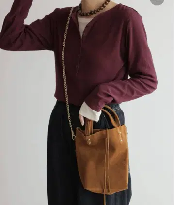 [ AULENTTI/오우렌티 ] 체인 스트랩 스웨이드 토트백