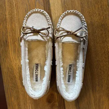 미사용품! MINNETONKA 크림색 모카신