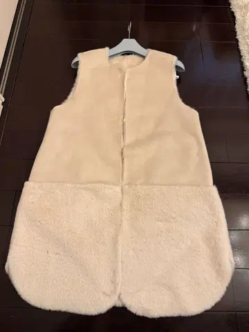 베이지 인조 모피 슬리브리스 베스트