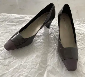 DAMA collection 펌프스