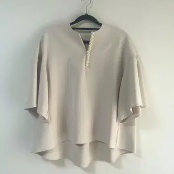 하프 슬리브 펄 블라우스 베이지