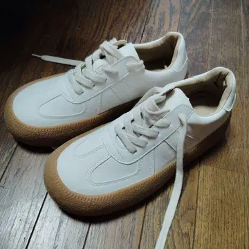 화이트 로우컷 스니커즈
