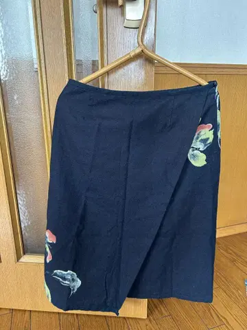 Pallas Palace 네이비 꽃무늬 스커트