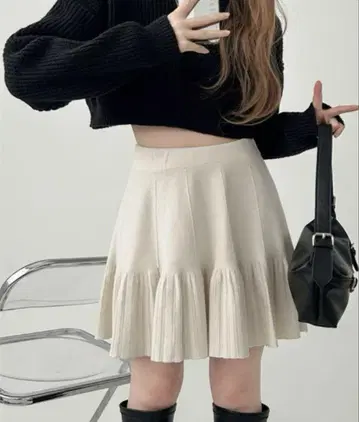 밑단 플리츠 미니 기장 니트 스커트
