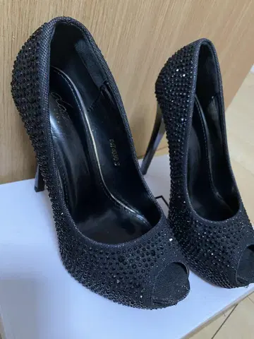 비쥬 장식 블랙 오픈토 하이힐