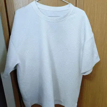화이트 반팔 T셔츠 입체 패턴