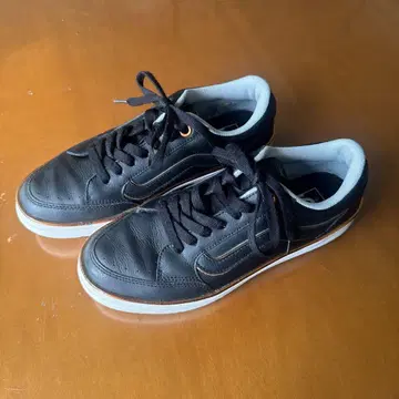 VANS 블랙 가죽 로우컷 스니커즈