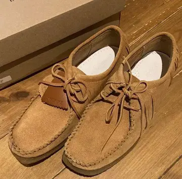 CLARKS 왈라비 데저트 부츠 베이지 스웨이드 프린지