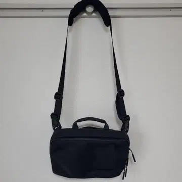 새상품급 THE TOKYO TECHPACK SLING 슬링백