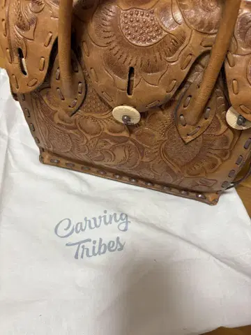 Carving Tribes 엠보싱 가죽 핸드백