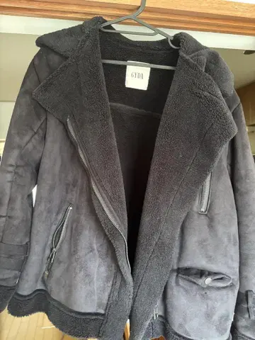 GYDA 블랙 무스탕 코트