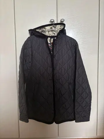 LAVENHAM 후드 부착 블랙 퀼팅 자켓 사이즈 40