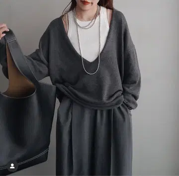 에뜨르 도쿄 브이넥 루즈 니트탑 그레이