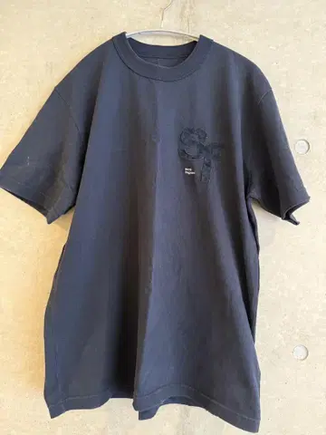 Sacai Fragment SF 로고 T셔츠 블랙 사이즈 3 네이비