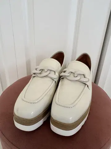 STACATO 화이트 아이보리 로퍼 체인 장식