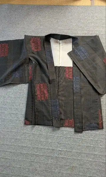 블랙 겉옷 빨간색과 파란색 무늬