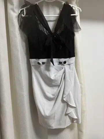 프릴이 달린 블랙 화이트 타이트 드레스