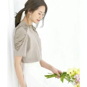 새상품 루일 에 부티크 숄더 개더 상의 L