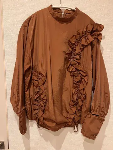 뮬러 오브 요시오쿠보 프릴 디테일 브라운 긴팔 블라우스