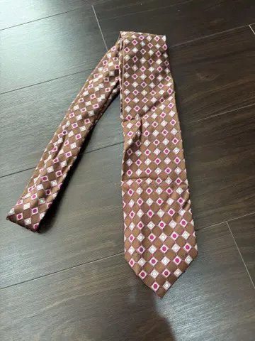 에밀리오 푸치 넥타이