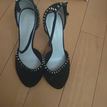 ZARA의 블랙 라메 힐