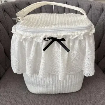레이스 프릴이 달린 화이트 토트백
