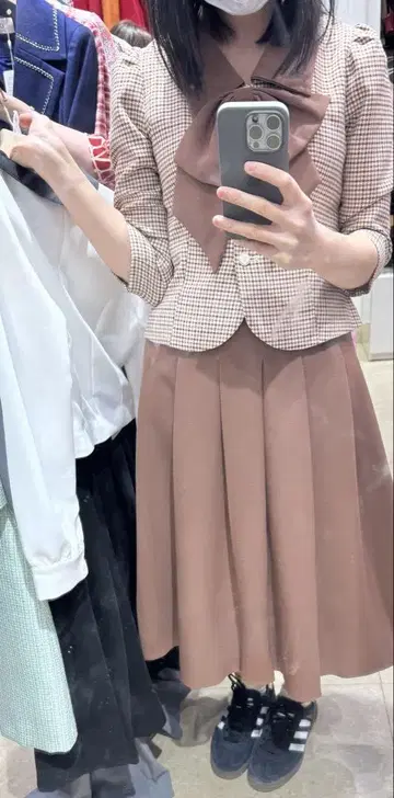 브라운 체크 무늬 스커트와 블라우스 셋업