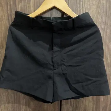 유나이티드 애로우즈 블랙 숏팬츠 백 포켓 부착