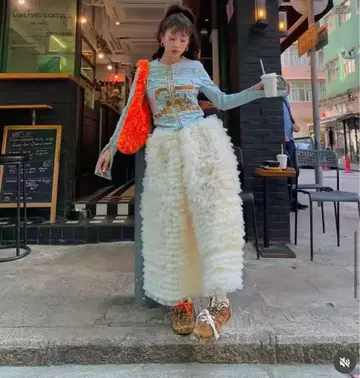 화이트 프릴 플레어 스커트