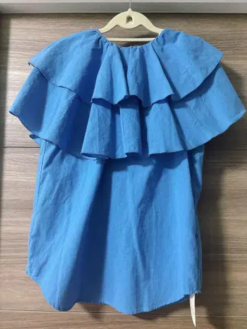 택 포함 새상품 프릴 스카이블루 슬리브리스 상의 사이즈 M