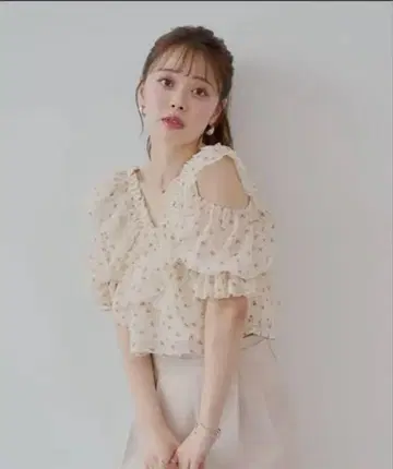 프릴 오프숄더 베이지 상의