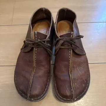 각인된 Clarks 브라운 가죽 로퍼