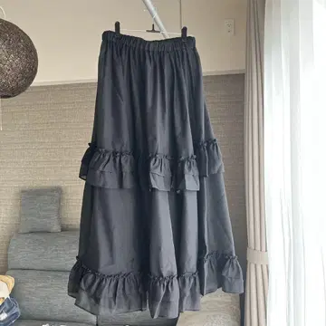 프릴 장식 블랙 플레어 스커트