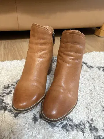 브라운 가죽 앵클부츠